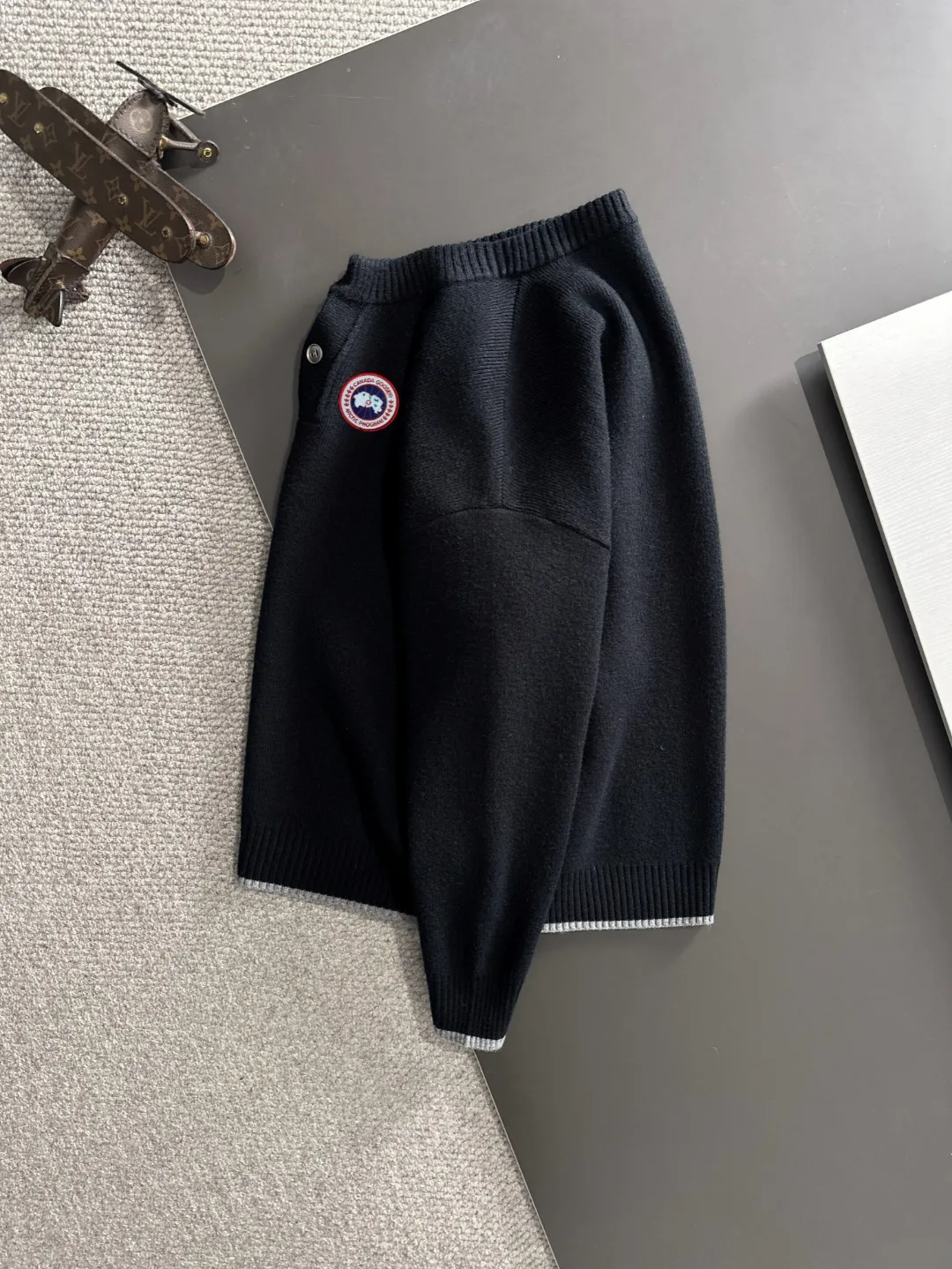 Next day shipping P360 Big Goose 2025 official website latest winter sweater, popular items are on sale at the counter simultaneously! Specially made of wool blended fabric. It feels comfortable and can be directly in contact with the skin. The logo badge is exquisitely embroidered, which is extremely eye-catching! The details highlight the fashionable charm of big brands. Exquisite workmanship. Three-dimensional cutting style. The wearing effect is invincible and handsome! All three standards are complete! Size: M-2XL